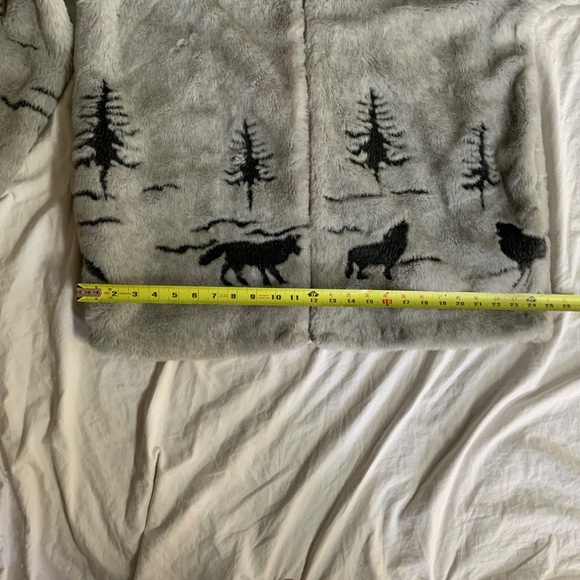 Vintage Northern Lifestyles Faux Fur Jacket in Large with Wolf and Tree Pattern - Picture 7 of 10